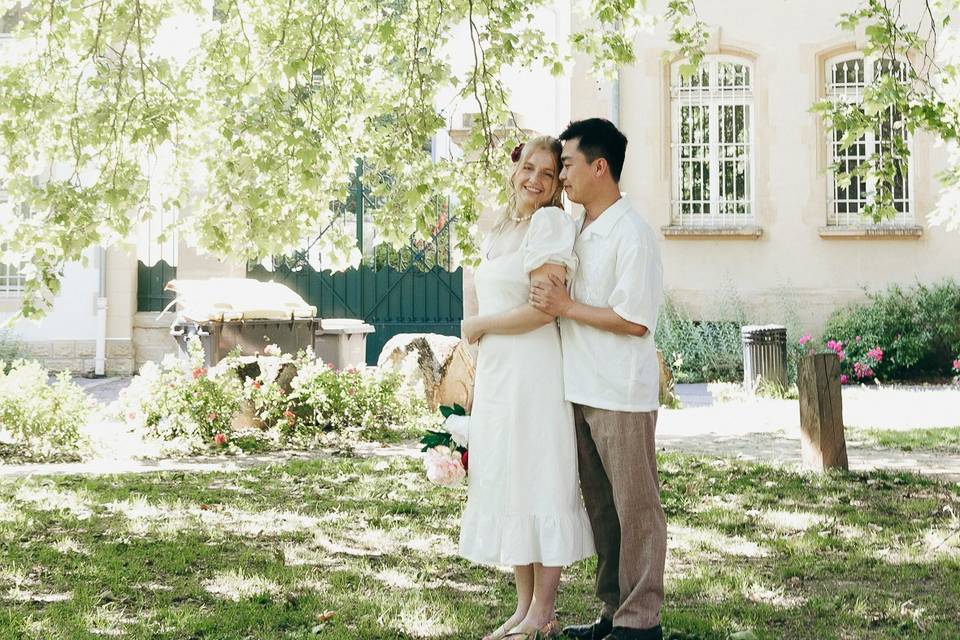 Amoureux sous les arbres