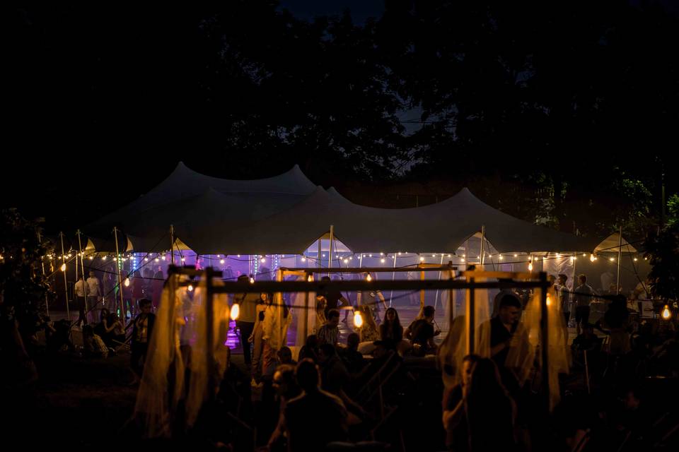 Mariage de nuit au bord de la