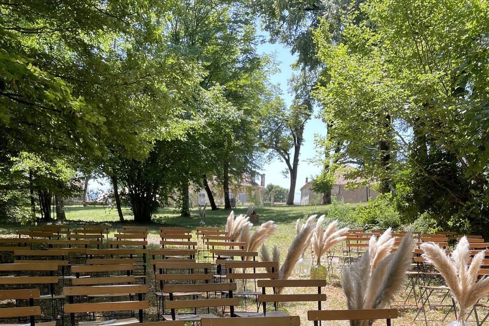 Cérémonie symbolique sous bois