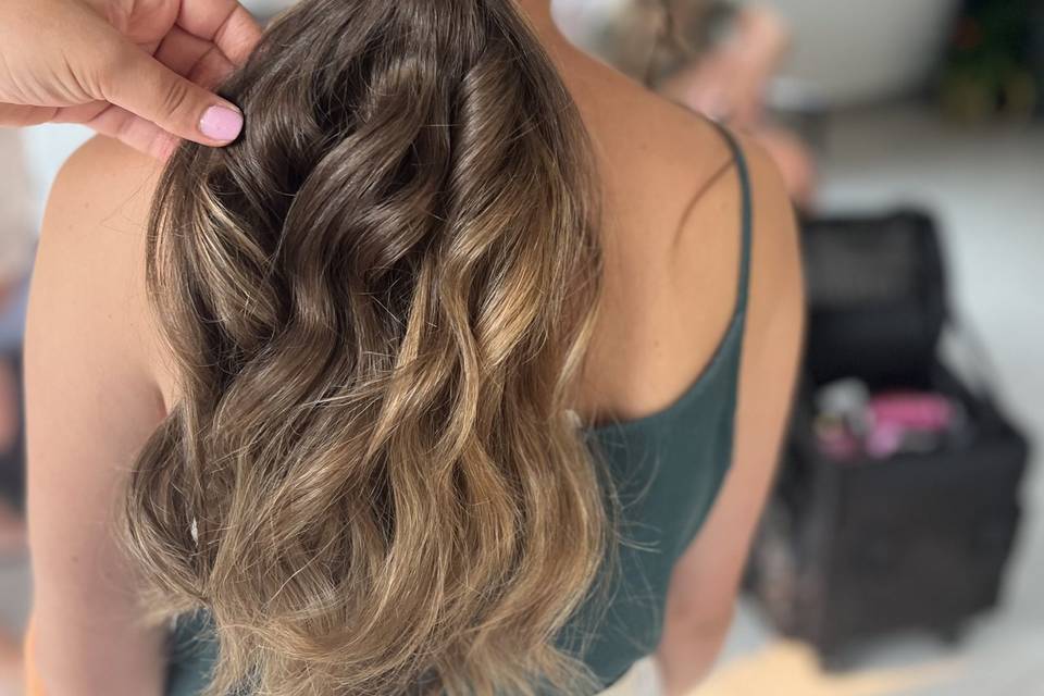 Coiffure tressée et bouclés