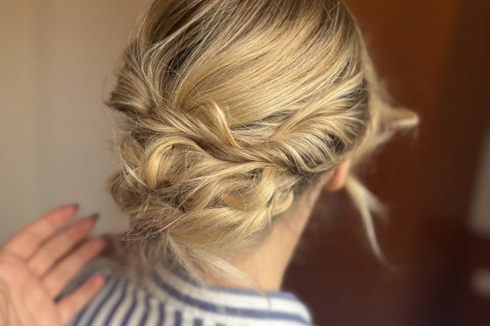 Chignon bouclés, torsades