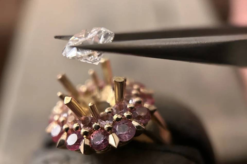 Bague en cours de sertissage