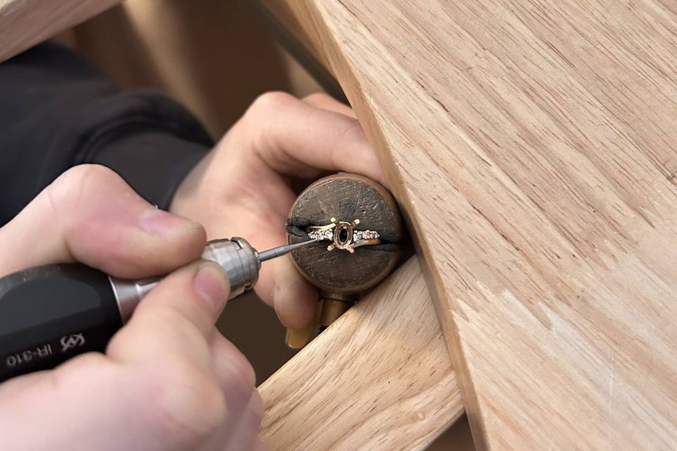 Artisan à l'établi