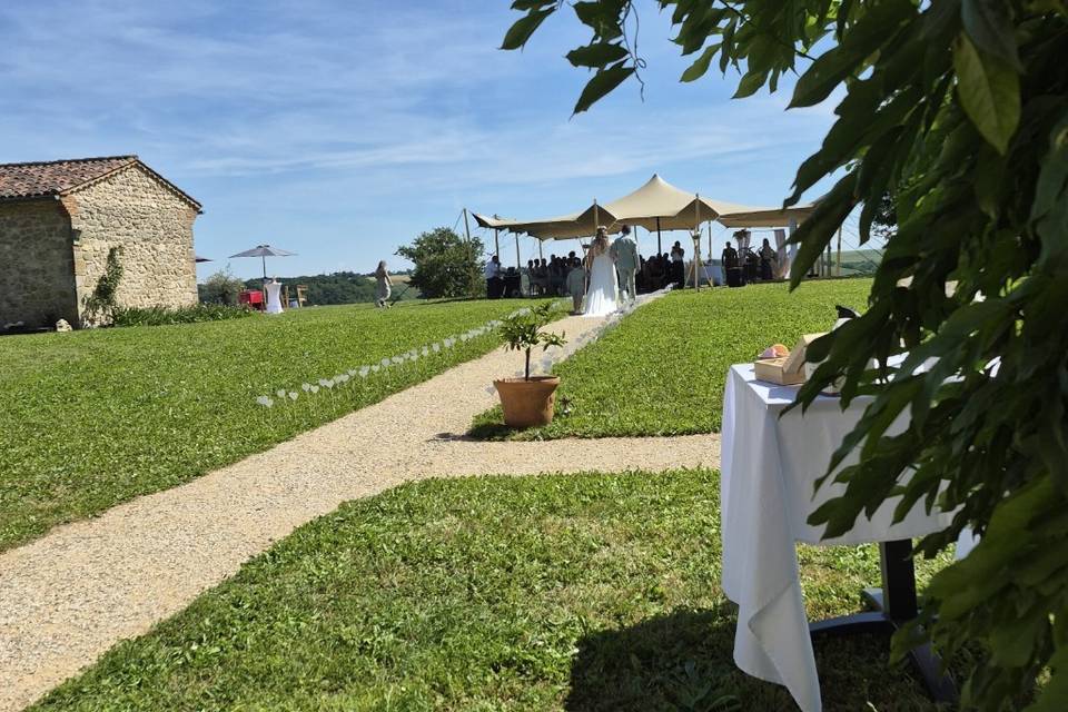 Parc devant bâtisse