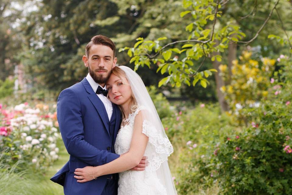 Couple marié au parc