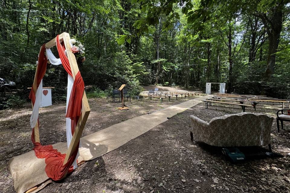 Ceremonie au milieu des bois