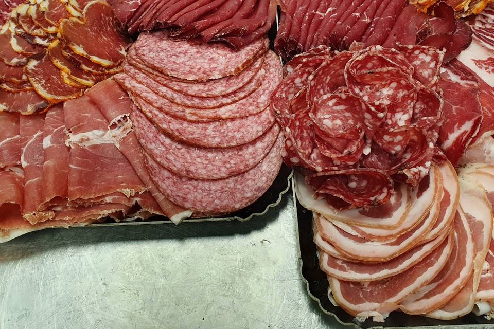 Idées de présentation de la charcuterie pour raclette  Idée buffet froid,  Buffet froid mariage, Buffet froid viande