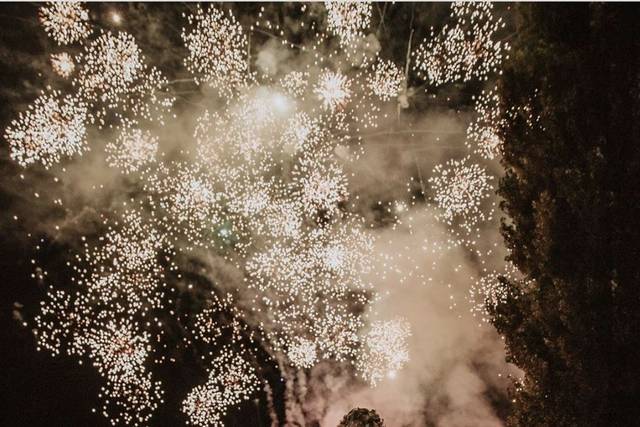 Feu d'artifice jeunes mariés