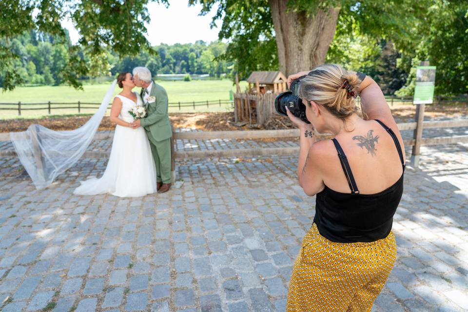 couple tenant la main photographe