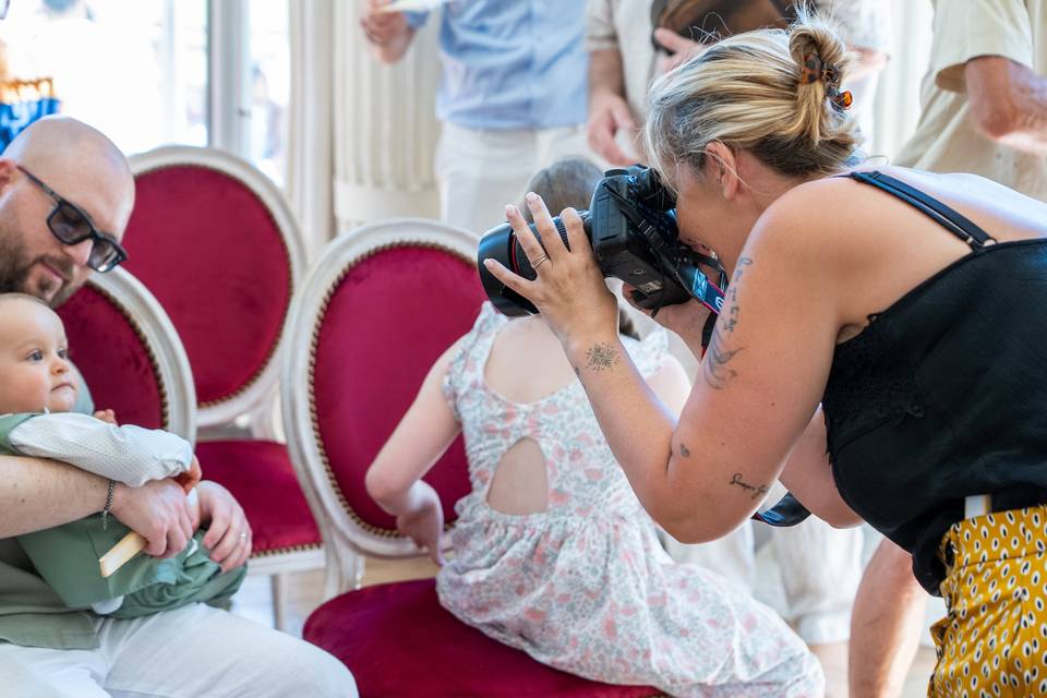photographe accroupie prenant photo bebe