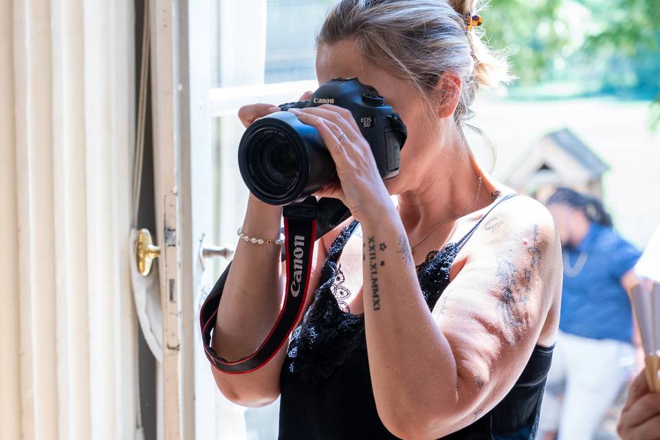 photographe appuyee colonne blanche