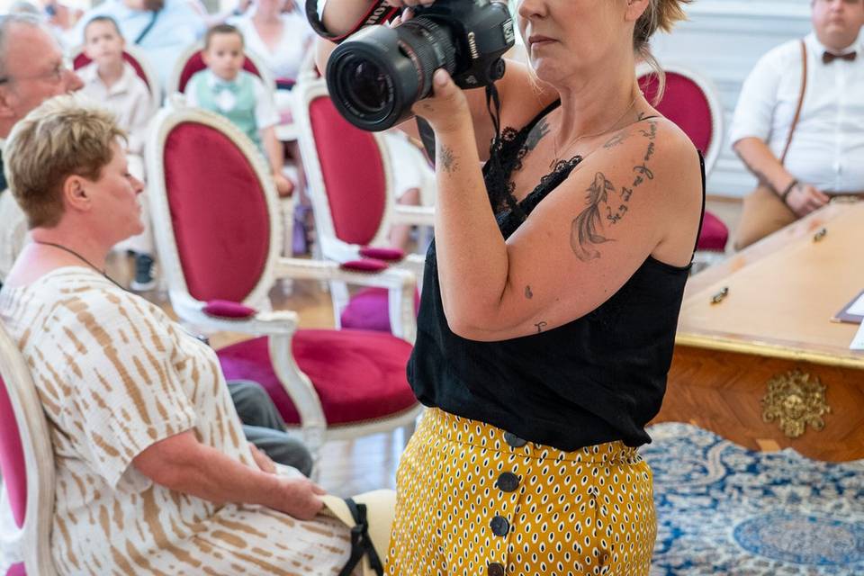 photographe debout cadrant invites
