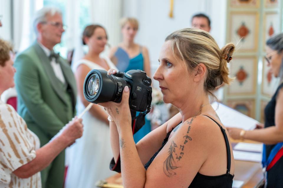 photographe maries se tenant la main