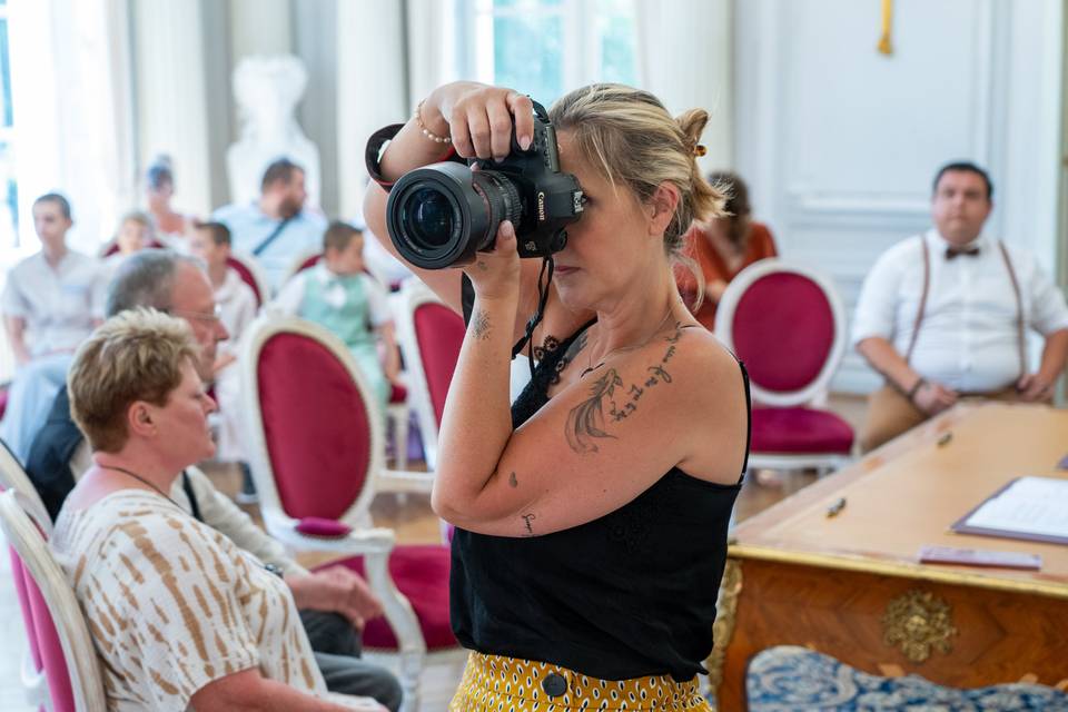 photographe prenant photo ceremonie interieur