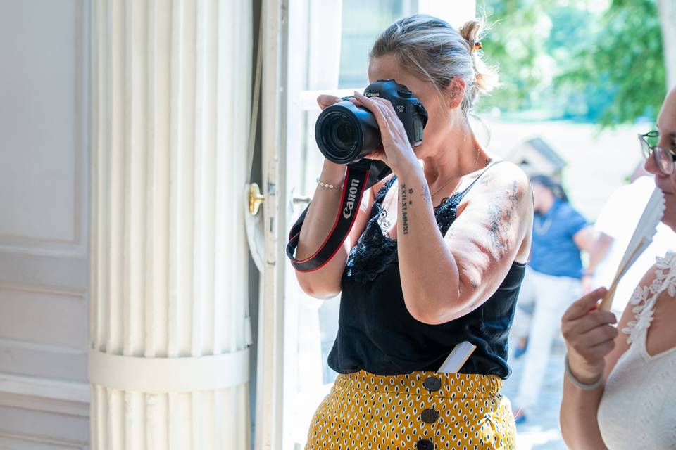 photographe prenant photos grande porte