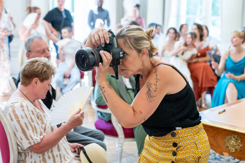 photographe regardant dans viseur