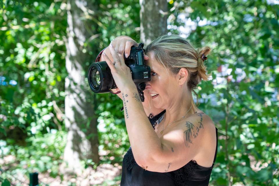 photographe souriant chaleureusement feuillage