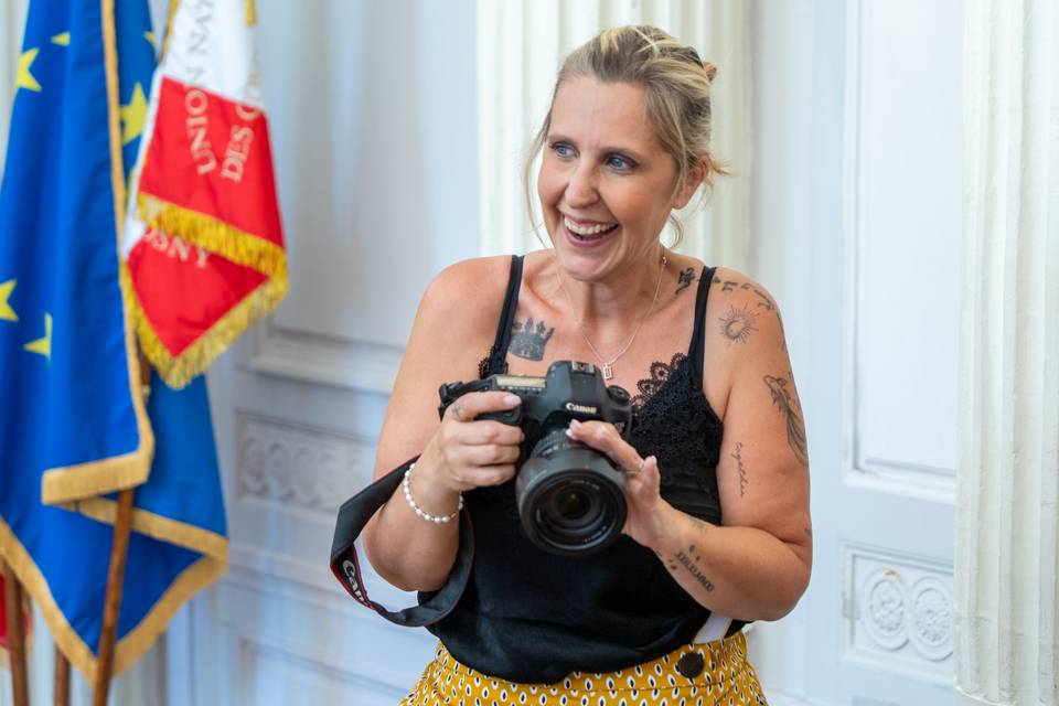 photographe souriante drapeau francais