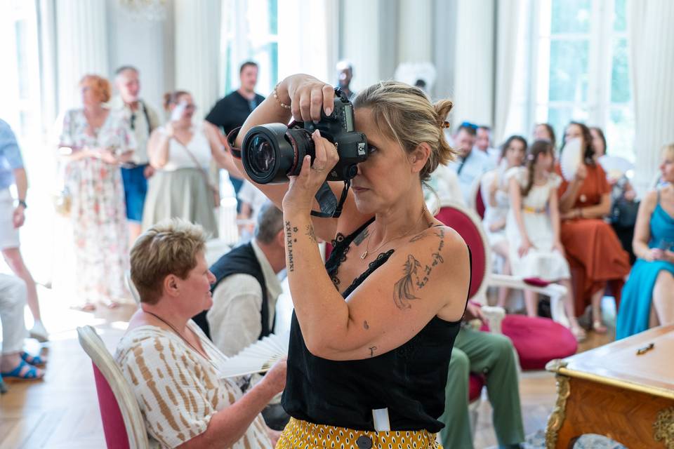 photographe tenant appareil hauteur yeux