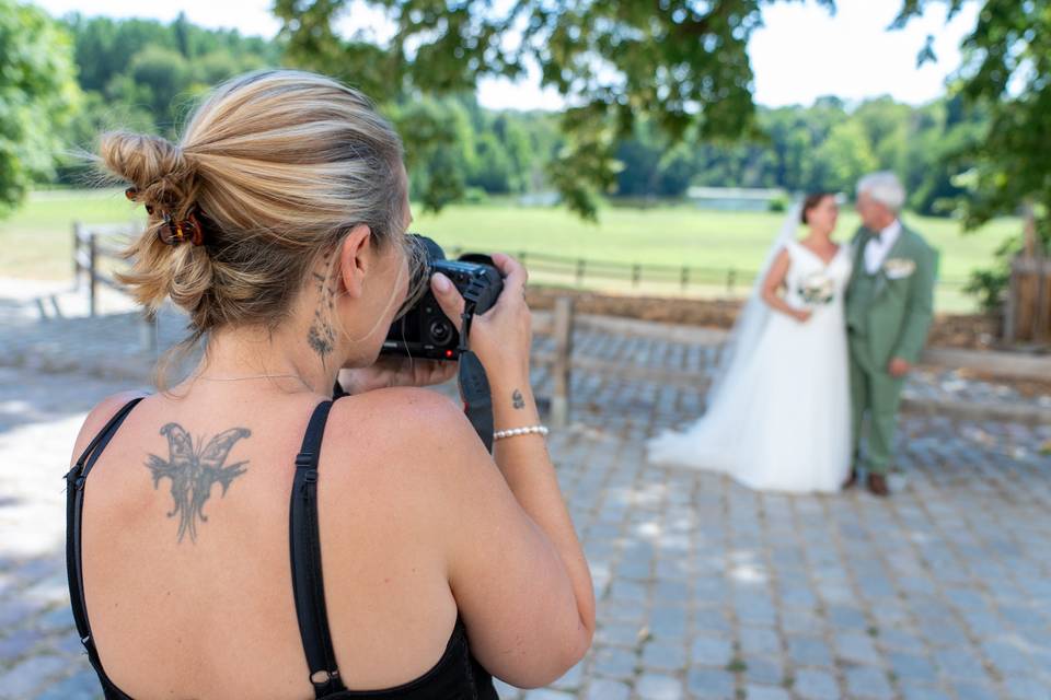 photographe verifiant reglages appareil