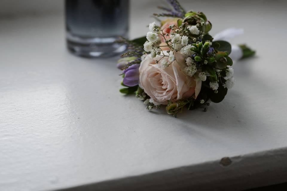 Pastel violet, boutonnière