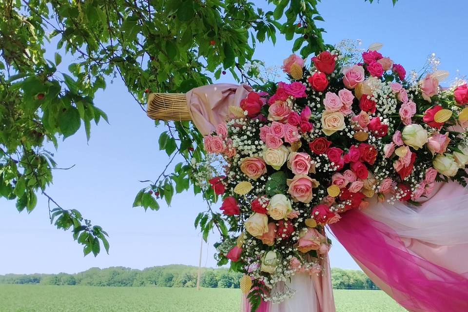 Mariage rose et doré : arche