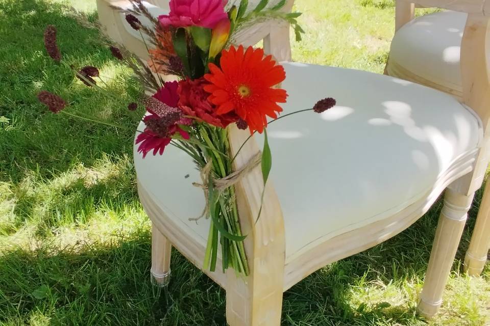 Orange fuchsia: chaises mariés