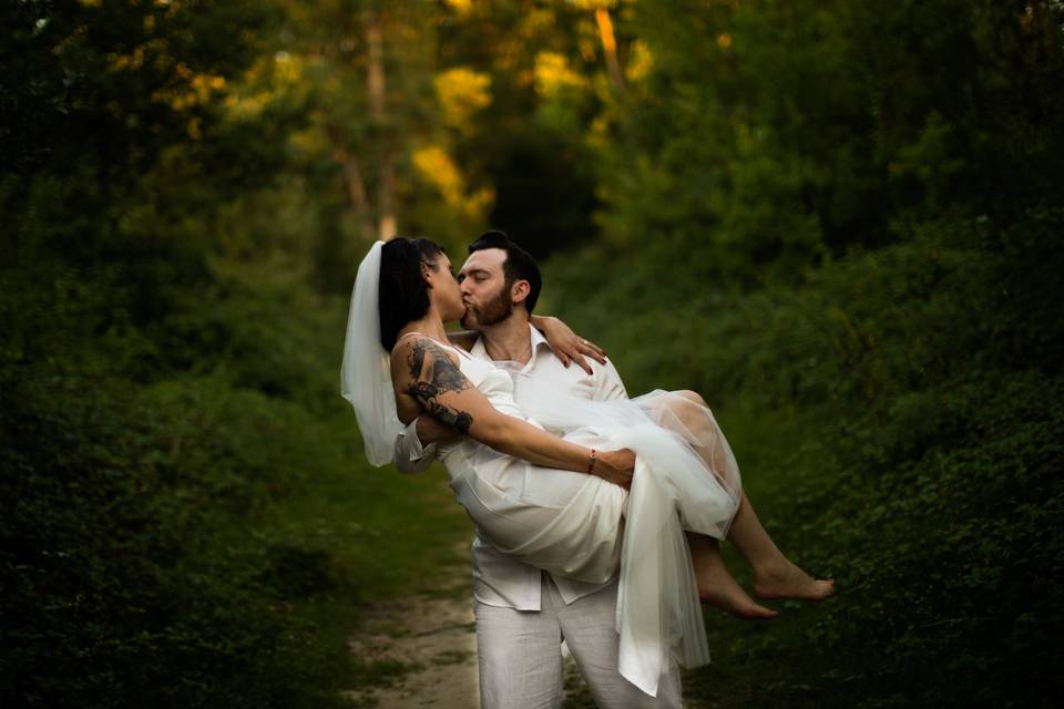 Les mariés en pleine forêt