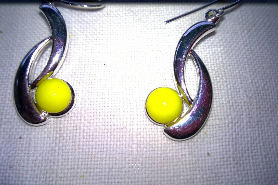 Des boucles d'oreilles en verre de Murano