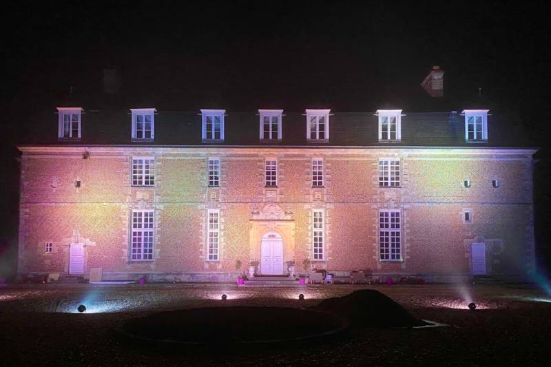 Façade du château illuminée