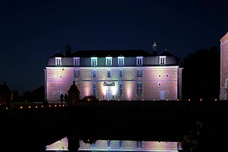 Façade du château illuminée