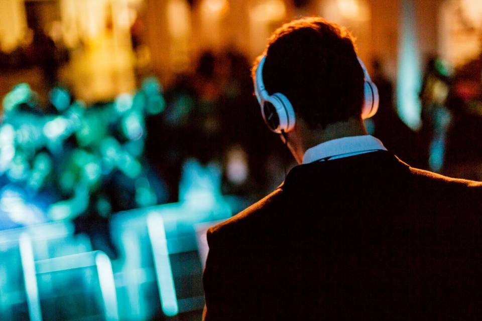Un DJ enflammé en soirée !