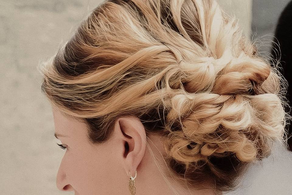 Chignon bas tresses blond