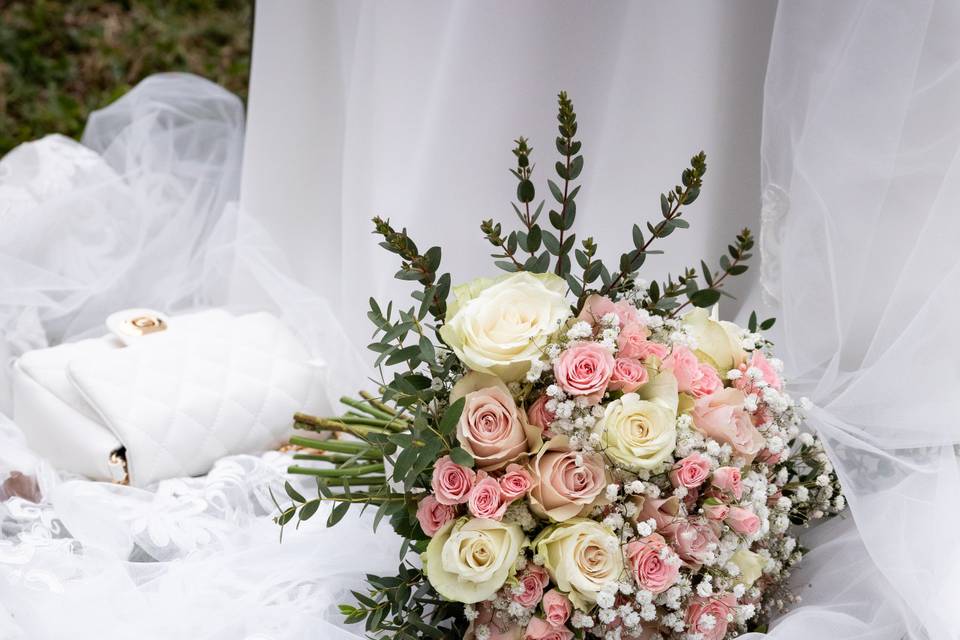 Bouquet et sac de la mariée