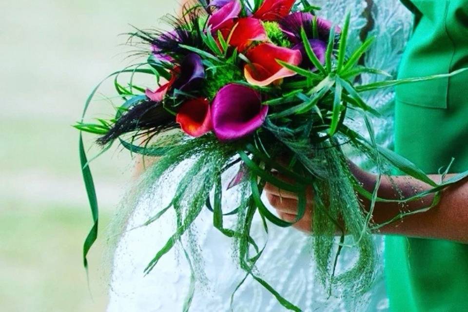 Bouquet d'arums et plumes