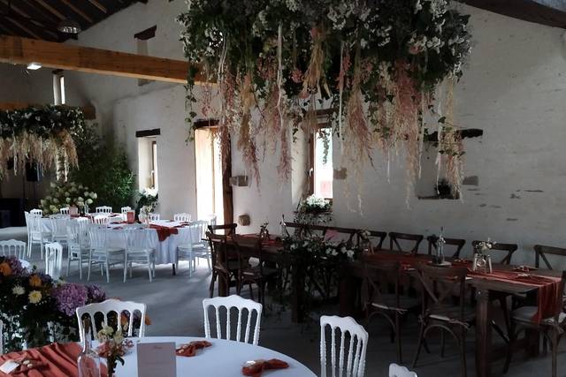 Salle avec tables rondes