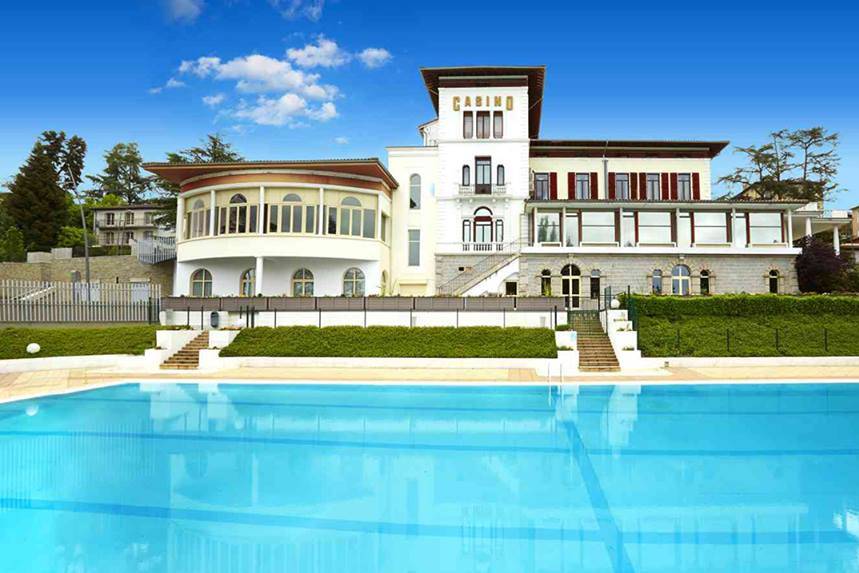 Vue du Casino depuis la piscine