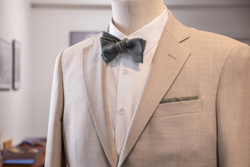 Costume gris élégant avec nœud papillon
