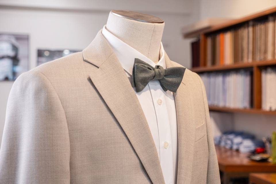 Detail_Costume beige avec nœud papillon
