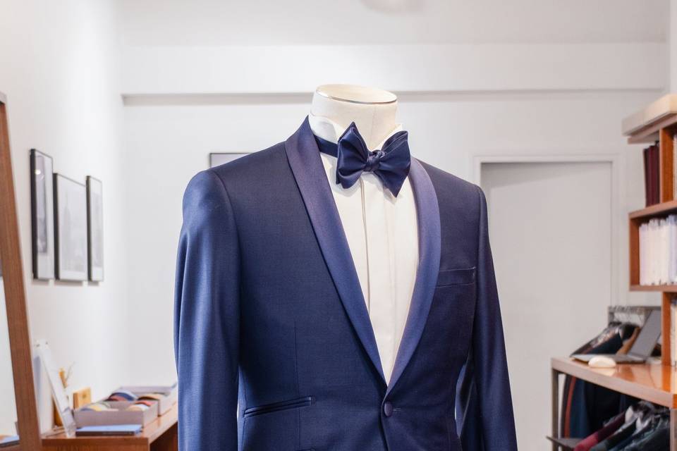 Detail_Costume bleu avec nœud papillon