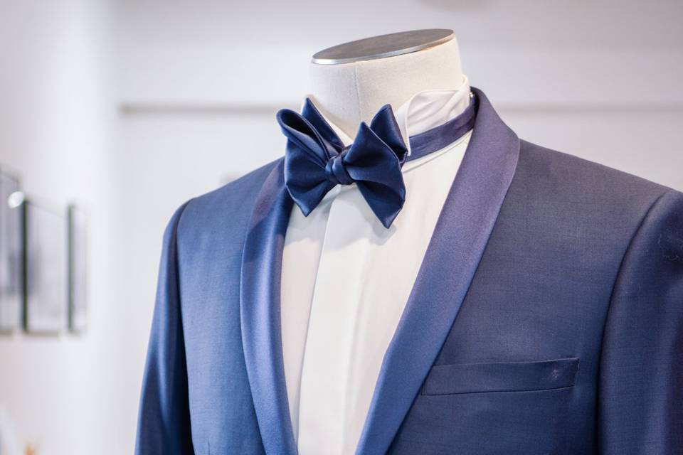 Detail_Costume bleu marine avec nœud papillon