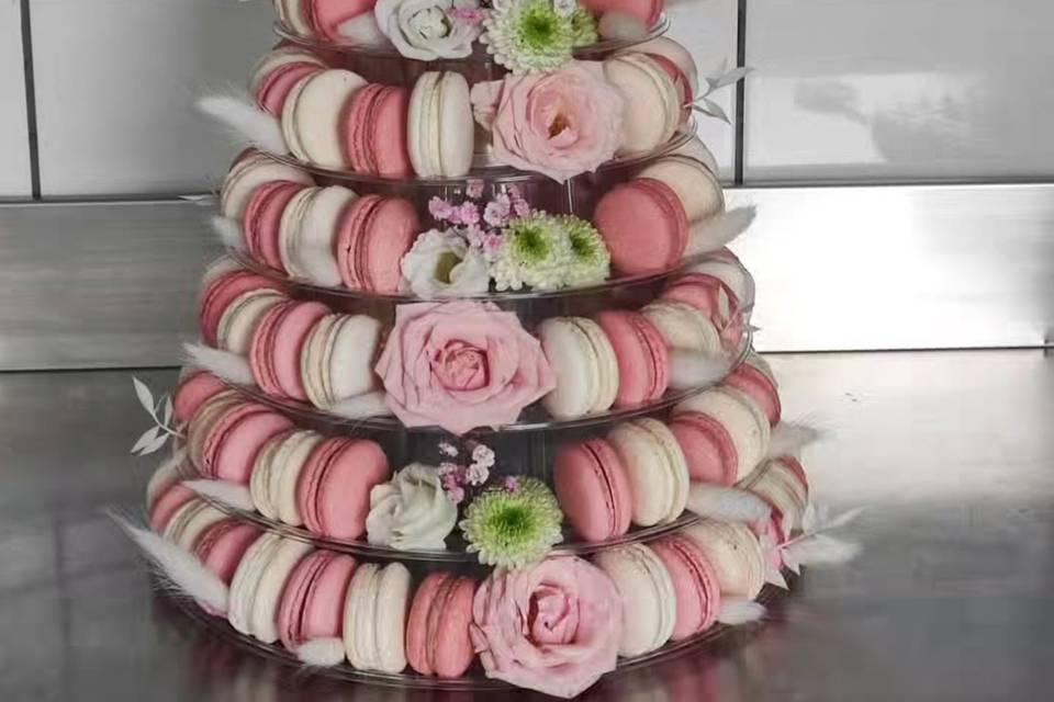 Pyramide de macarons fleuris