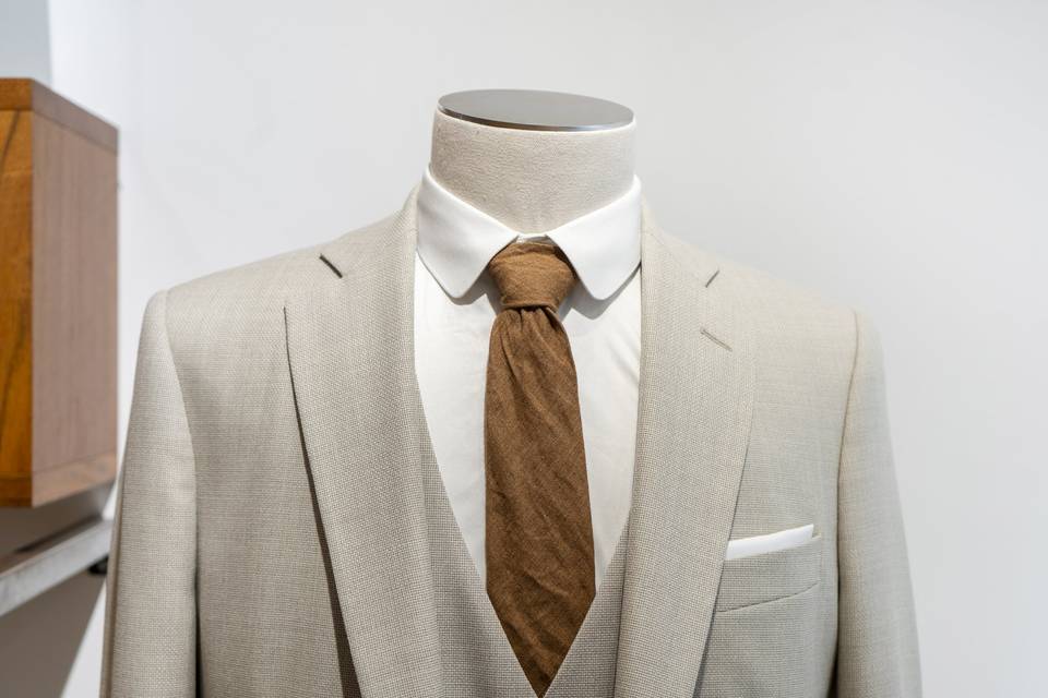 Detail_Costume beige et cravate
