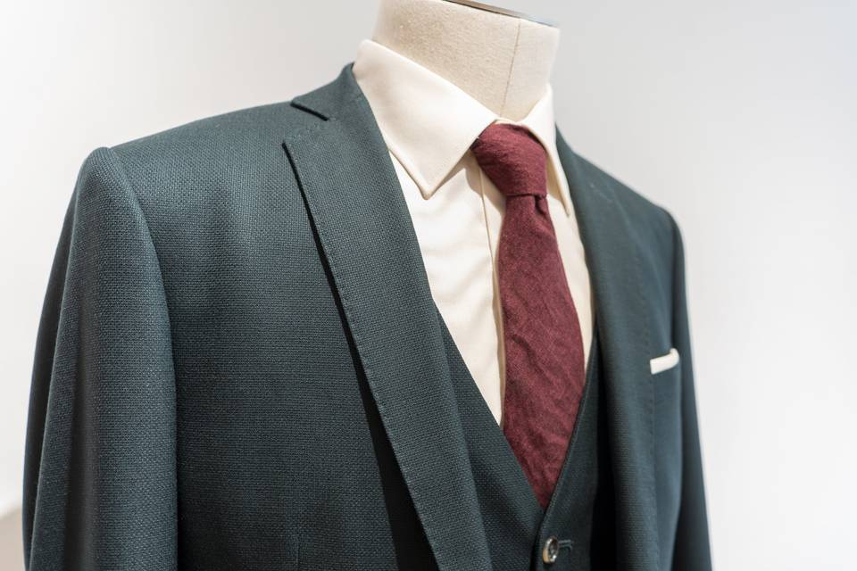 Detail_Costume gris anthracite et cravate rouge