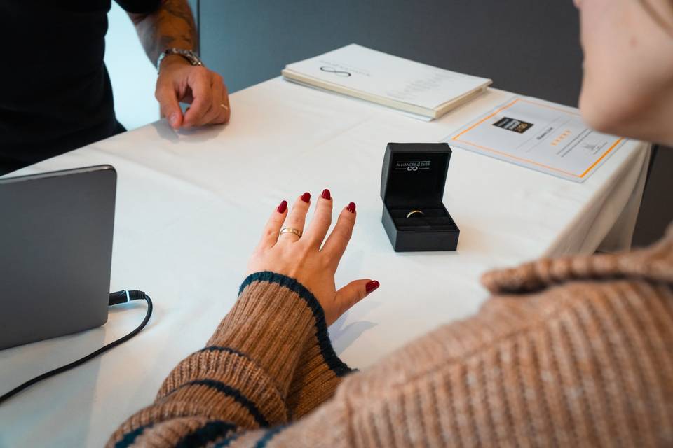 LA FIANCÉE PORTE UNE ALLIANCE