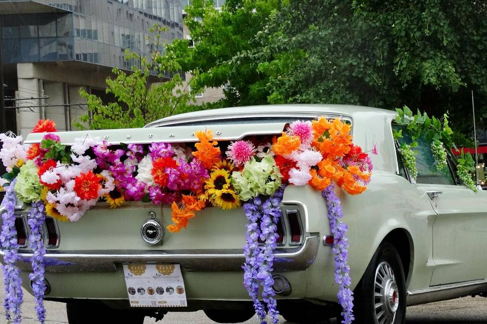 Voiture fleurie