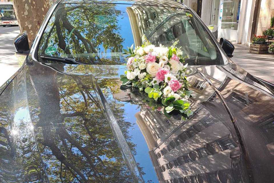 Capot de voiture fleurie