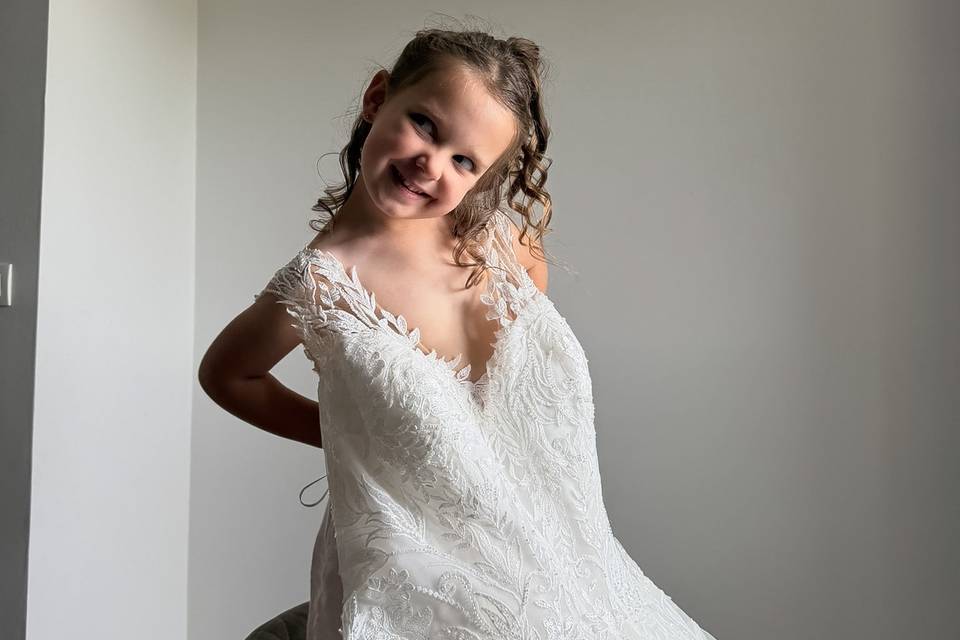 Fille dans la robe de mariée