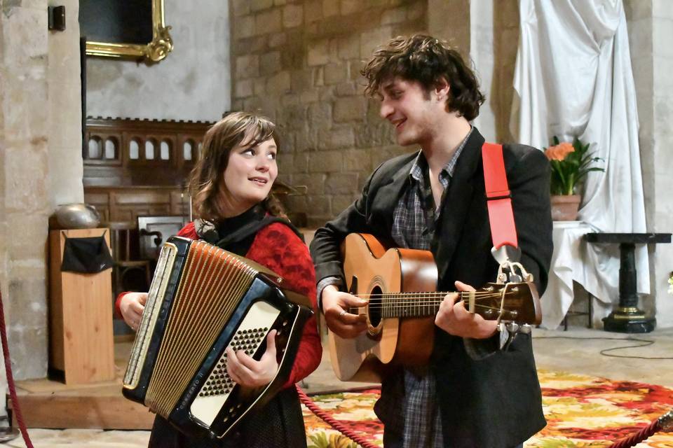 The Larcenists dans une église