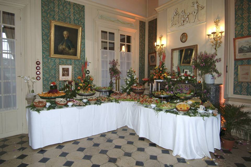 Buffet dans le salon bleu